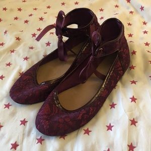 Restricted lace flats